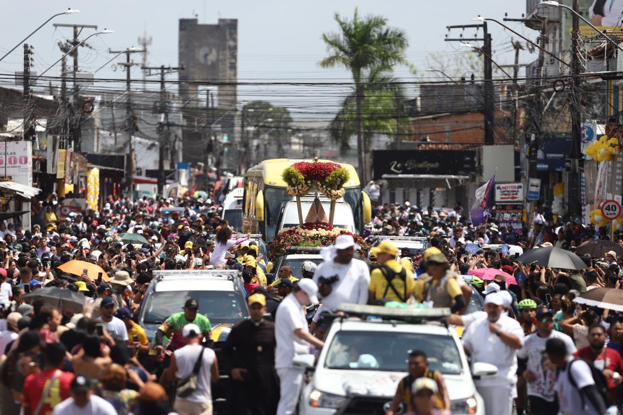 Multidão de devotos acompanham a Imagem Peregrina.